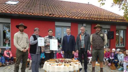 Bild: pj
Der Kindergarten St. Vitus in Ursensollen darf sich nun Naturpark-Kita nennen (von links): Naturpark-Ranger Jonas Nelhiebel, Naturpark-Geschäftsführerin Isabel Lautenschlager, Kindergartenleiterin Andrea Kellner, Bürgermeister Albert Geitner, Geschäftsführer Roland Pachner vom Kitaträger Katholische Kindertageseinrichtungen Oberpfalz sowie Naturpark-Ranger Christian Rudolf.