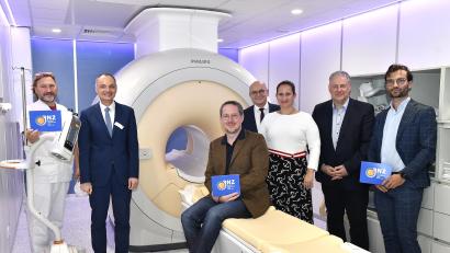 Bild: Petra Hartl
Ärztlicher Direktor Dr. Klaus Nester (links), die Vorstände Roland Ganzmann und Thomas Baldauf (Zweiter und Vierter von links) sowie Aufsichtsratschef Richard Reisinger (Zweiter von rechts) mit den Radiologen vom Weidener RNZ Dr. Matthias Wittmann, Dr. Silvia Kruz und Dr. Markus Rechl (rechts) posieren vor dem neuen MRT-Gerät im Sulzbach-Rosenberger Krankenhaus.