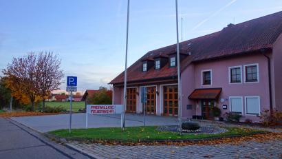 Bild: fjo
Eine Demontage mitsamt Entsorgung der Tore an den Fahrzeughallen des Gerätehauses bringt die Feuerwehr als Eigenleistung beim geplanten Umbau ins Gespräch.