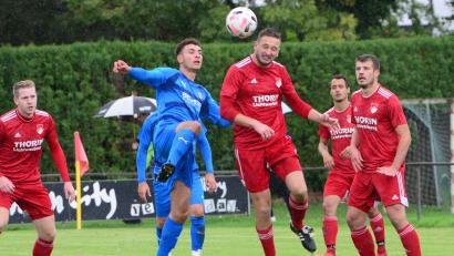 Bild: ham
Der Pfreimder Johannes Blödt (Dritter von rechts) beim Kopfball. Der Aufsteiger hat am Samstag im Kellerduiell der Landesliga Mitte den VfB Straubing zu Gast.