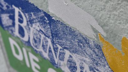 Bild: Petra Hartl
Die Aufkleber sind wieder weg. Deutlich sind am Schild des Grünen-Kreisverbandes Amberg in der Neustift aber noch die Klebstoffreste zu erkennen.
