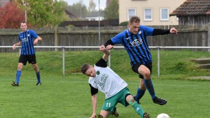 Bild: Gebert
Die Sportfreunde Kondrau (rechts Kevin Schoof) gewannen am vergangenen Samstag das Derby beim SV Mitterteich II (links Julian Enders) mit 4:1. Zum Rückrundenstart empfängt die Landesliga-Reserve das Schlusslicht Kickers Selb II, die Kondrauer treten bei der SpVgg Saalestadt an.