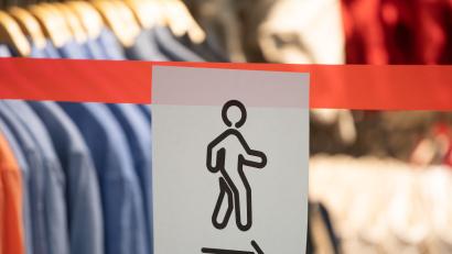 Symbolbild: Sebastian Kahnert/dpa
Nichts wie raus: In Weiden haben vier Mädchen versucht, Kleidung aus einem Modegeschäft im NOC zu stehlen.