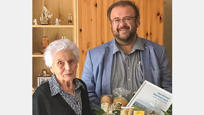 Bild: Gemeinde Kastl/exb
Zum 99. Geburtstag erhielt Therese Merkl von Bürgermeister Hans Walter einen Präsentkorb.