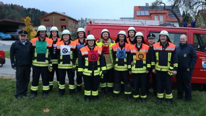 Bild: lei
Die Gruppe der Feuerwehr Namsreuth mit Kommandant Jürgen Renner, Kreisbrandinspektor Hans Sperber, Kreisbrandmeister Christian Meyer und Schiedsrichterin Sabine Herbst.