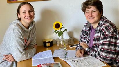 Bild: Völkl
Sofia (links im Bild) und Teja (rechts) besuchen in Schwandorf einen Integrationskurs. Damit ist es nicht abgetan: Auch in ihrem neuen Zuhause in Perschen sitzen sie über den Büchern, um die deutsche Sprache zu lernen.