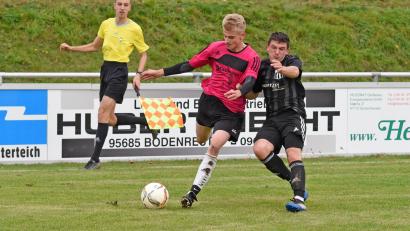 Bild: Gebert
Der FC Tirschenreuth und der TSV Konnersreuth trennten sich am Samstag 1:1. Hier kämpfen Jakob Völkl und der Konnersreuther Lukas Baumgärtner (rechts) um den Ball.