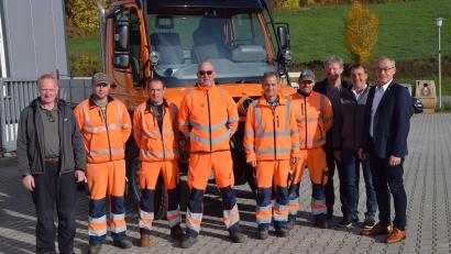 Bild: bö
Über den neuen Unimog für den Markt Rieden freuen sich (von links) Ewald Schienandl (Fa Beutlhauser), Jürgen Höfler, Andreas Fleischmann, Anton Graf, Bauhofleiter Christian Schneider, Tobias Wartha, Manfred Seitz (Seitz GmbH), Verkaufsberater Thomas Birner und Bürgermeister Erwin Geitner.