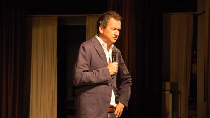 Bild: Oliver Röder/exb
Der Kabarettist Stephan Bauer bei seinem Auftritt in Weiden.