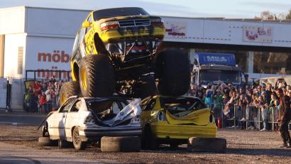 Bild: mfh
Zerstören, zerquetschen, zermalmen. Die Monster-Trucks machten die lädierten Autos endgültig platt.