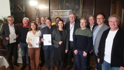 Bild: Kunz
Die neu gewählte Vorstandschaft des Stadtmarketing Weiden und die Geehrten. Neuer Vorsitzender ist Lothar Höher (Fünfter von rechts).