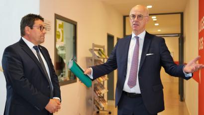 Bild: Hirsch
Regierungspräsident Walter Jonas war beeindruckt vom Wackersdorfer Mehrgenerationenhaus. Dort hieß ihn Bürgermeister Thomas Falter (links) am Dienstag willkommen.