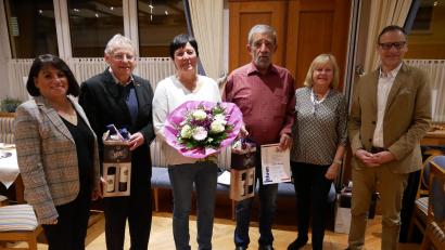Bild: hmr
Urkunden und Geschenke für 50 Jahre Treue zur DFG Waldsassen konnten Vorsitzender Karl-Heinrich Voh, Beatrix Rustler und Lothar Runge (Zweiter bis Vierter von links) entgegennehmen. Es gratulierten Anita Hammerer (links), Bürgermeister Bernd Sommer und Edeltraud Fischer.