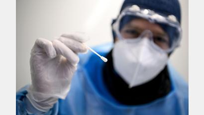 Symbolbild: Britta Pedersen/dpa
Nachdem ein 49-Jähriger eine Angestellte in Weiden mit Absicht angehustet hatte, ordnete die Staatsanwaltschaft einen PCR-Test bei ihm an.