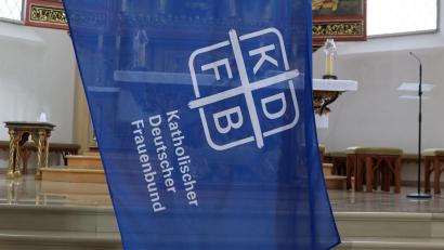 Bild: mfh
Unter diesem Banner vereint engagieren sich künftig die katholischen Frauenbünde aus Rosenberg und Sulzbach.