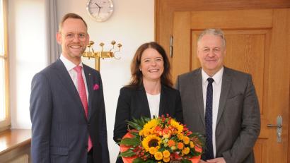 Bild: Joachim Gebhardt
Mit einem Blumenstrauß hieß Landrat Richard Reisinger (rechts) Sonja Kalb (MItte), das neue Vorstandsmitglied der Sparkasse Amberg-Sulzbach, im Beisein von Vorstandsvorsitzendem Thomas Picke (links) willkommen.