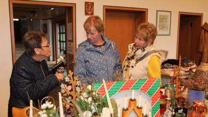 Bild: pi
"Schaut, ich hab' etwas gefunden", sagt Christa Wildenauer (links) zu den Pleysteinerinnen Annemarie Woppmann (Mitte) und Elisabeth Hartung.