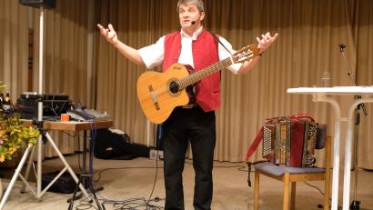 Bild: do
In der bayerischen Gstanzl-Szene bekannt wie ein bunter Hund: Am Samstagabend begeistert "Bäff" in Pressath