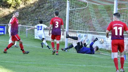 Bild: Hubert Ziegler
Andreas Richter (Nr. 23) brachte den TuS Schnaittenbach mit einem tollen Kopfball mit 1:0 in Führung. Torhüter Alexander Köck vom TuS/WE Hirschau war machtlos, sein Mannschaftskollege Hubert Heckmann reklamierte auf Abseits, während Jonas Fink (Mitte) und Karl Mathew Bliven (rechts) nicht mehr eingreifen konnten.