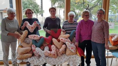 Bild: uz
Die Mitglieder des Frauenbundes Herz Jesu präsentieren die vielen genähten Herzkissen.