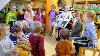 Bild: do
Kinder früh an das Lesen heranführen. Das will auch Büchereibetreuerin Andrea Dobmeier.