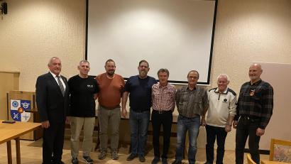 Bild: Glatzel RK-Amberg/exb
Der neue Vorstand der Reservistenkameradschaft Amberg ist auch der neue. Im Bild von links: der Ehrenvorsitzende der Kreisgruppe Werner Gebhard, stellvertretende Revisoren Stefan Rieck, 
Thomas Spieß, stellvertretender RK-Vorsitzender Wolfgang Scharl, Kassenwart Franz Wagner,
Revisor Raimund Walter, Schriftführer Gustl Meyfeldt und RK- Vorsitzender Andreas Schulz.