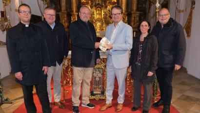 Bild: usc
Trotz rückläufiger Besucherzahlen erbrachte die „Amberger Orgelmusik“ mit 4.000 Euro eine stattliche Spendensumme. Bei der Übergabe von links: Stadtpfarrer Thomas Helm, Oberbürgermeister Michael Cerny, Orgelbauvereinsvorsitzender Franz Meier vom Orgelbauverein, Sponsor Dieter Paintner von der örtlichen VR-Bank, Barbara Cosima Frey vom Kulturamt und Initiator, Organisator und Kirchenmusiker von St. Martin, Bernhard Müllers.