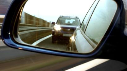 Symbolbild: Marcus Führer/dpa
Zu dichtes Auffahren, womöglich noch gepaart mit Hupe oder Lichthupe, ist Nötigung im Straßenverkehr.