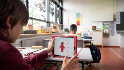Symbolbild: Sebastian Gollnow/dpa
Ein Schüler arbeitet in einer Grundschule an einem Tablet. Die Digitalisierung der Schulen in Weiden soll weiter voranschreiten.