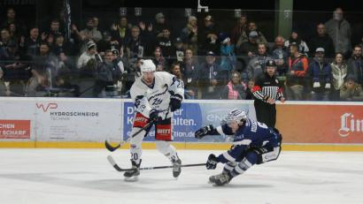 Bild: Betty Ockert/exb
Die Blue Devils gaben sich auch am Sonntag keine Blöße und feierten in Lindau mit 6:2 im achten Spiel den achten Sieg. Hier spielt Adam Schusser (links) die Scheibe am Lindauer Marc Hofmann vorbei.