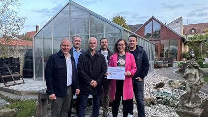Bild: ads
Die AOVE-Geschäftsführerin Katja Stiegler (Zweite von rechts) konnte bei der Begehung des neuen Gewächshauses im Schnaittenbacher Kräutergarten den Förderbescheid dieses Kleinprojekts aus dem Topf des Regionlbudgets am Bürgermeister Marcus Eichenmüller (link) und andere Offizielle übergeben.