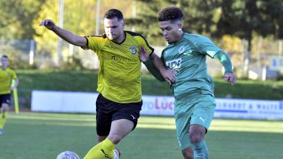 Bild: Hubert Ziegler
Maximilian Witzel (links) brachte den FC Amberg kurz vor der Halbzeitpause in Führung. In dieser Szene muss er sich mit Phillip Dziemba (rechts) vom SV Fortuna Regensburg auseinandersetzen.