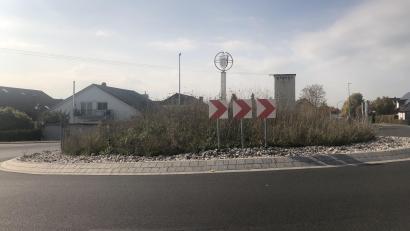 Bild: sei
Die Blumenwiese in der Mitte des Kreisverkehrs hat sich als unpraktisch herausgestellt. Nun wird Rasen angesät.