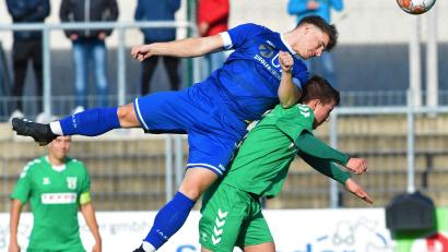 Bild: Büttner
Der Weidener Ole Meißner (links) gewinnt das Luftduell gegen seinen Großbardorfer Gegenspieler. Die 2:4-Heimniederlage gegen den bisherigen Tabellennachbarn tut den Schwarz-Blauen enorm weh.