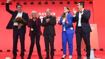 Bild: Felix Hörhager
Viel Zuspruch für den Spitzenkandiaten, SPD-Landeschef Florian von Brunn (von links), Altvordere Renate Schmidt, SPD-Bundeskanzler Olaf Scholz, SPD-Landesvorsitzende Ronja Endres und Generalsekretär Arif Tasdelen.