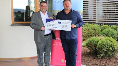 Bild: Tamara Deml/exb
Hotelier Hubert Obendorfer und Johanniter-Regionalvorstand Martin Steinkirchner bei der Spendenübergabe.