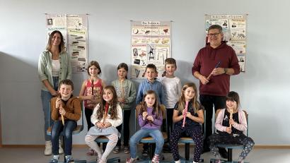 Bild: Daniela Juraske/exb
Das Pilotprojekt "Blockflötengruppe " läuft an der Grundschule Teunz über eine Kooperation mit der Blaskapelle Teunz. , Diplom-Musiklehrer Stefan Karl und Vorsitzende Daniela Juraske freuen sich über das Interesse.