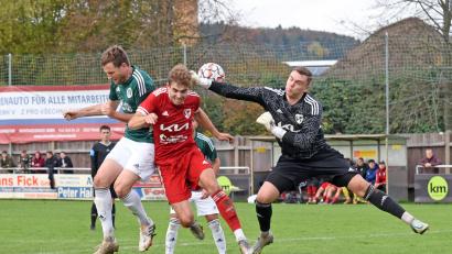 Bild: Gebert
Der SV Mitterteich besiegte am Samstag den SV Unterreichenbach mit 4:2. In dieser Szene setzt sich der Mitterteicher Martin Bächer (links) im Luftkampf gegen Markus Stahl durch. Gästetorwart Moritz Weis fliegt am Ball vorbei.