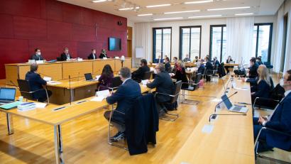 Archivbild: Sven Hoppe
Die Mitglieder des Masken-Untersuchungsausschusses sitzen vor Beginn der Sitzung auf ihren Plätzen.