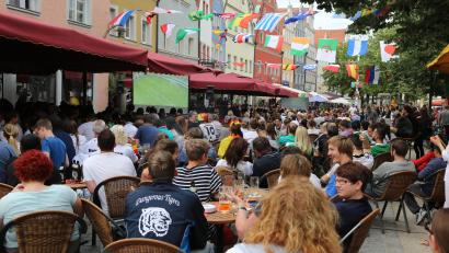 Bild: Gerhard Götz
Public Viewing am Weidener Markplatz: 2014 zur Weltmeisterschaft.
