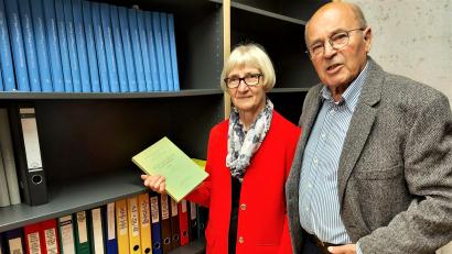 Bild: lg
Christa Zapf führt Maximilian Zinnbauer durch das neue Stadtarchiv, wo die „Blaue Reihe“ und die zahlreichen Ordner zu Zinnbauers Familienforschung einen Ehrenplatz haben.