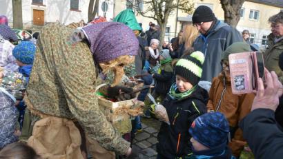 Archivbild: jr
Handzahm geben sich die Spechte. Sie haben Süßes für die Kinder dabei.