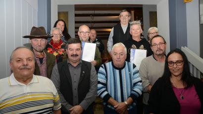 Bild: bey
Ortsvorsitzender Johann Scharnagl (links) und VdK-Kreisvorsitzende Carola Brust (rechts) ehrten langjährige Mitglieder des VdK Oberwildenau.