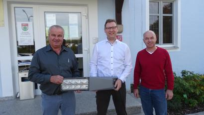 Bild: Gemeinde Schmidgaden/exb
Der Kommunalberater des Bayernwerks, Wolfgang Dumm (Mitte), stellte die neuen Beleuchtungselemente in der LED-Technik vor.