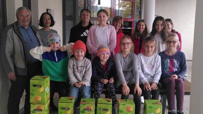 Bild: Monika Steffens/exb
Für Apfelsaftvorrat ist gesorgt: Im Bild (hinten von links) Anton Schießl, Rektorin Andrea Graf-Ruetz, Elternbeiratsvorsitzender Alexander Weiß, stellvertretende Kindergartenleiterin Inge Ruider und Martina Schwarz.