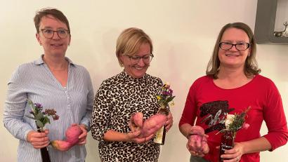 Bild: jp
Sie hatten die größten Süßkartoffeln im Garten (von links): Manuela Donhauser, Gabi Jarosch und Martina Ibler.
