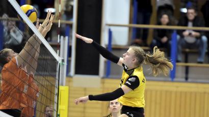 Archivbild: Hubert Ziegler
Eine 1:3-Niederlage kassierte der SV Hahnbach (rechts Kapitänin Julia Polito, dahinter Zustellerin Celine Schüll) im Spiel bei Aufsteiger MTV Rosenheim.