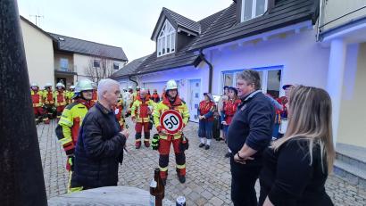 Bild: rw
Vorsitzender Albert Vollath (Vordergrund links) gratulierte als einer der Ersten dem jetzt 50 Jahre alten Kommandanten Bernhard Schmidt (3.v..r)