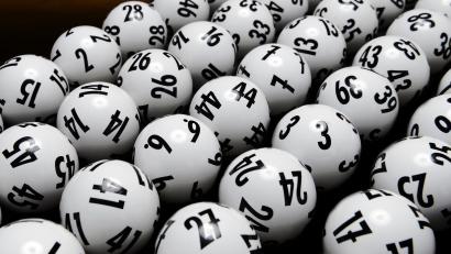 Bild: Lotto Bayern
Lotto-Kugeln liegen bereit.