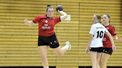 Archivbild: Hubert Ziegler
Einen deutlichen Auswärtssieg landeten die Handballerinnen des HC Sulzbach (links Katharina Mutzbauer, rechts Sophie Dirscherl) beim Aufsteiger HC Bamberg.